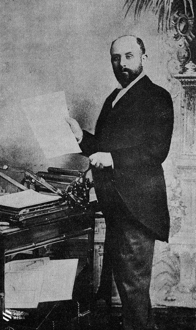 Gestetner Dávid egy 1893-es fotográfián, amint demonstrálja az új automata működésű duplikátor modelljét 