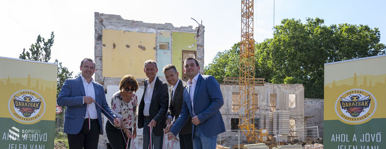 Megtörtént a Darazsak kampuszának ünnepélyes alapkőletétele