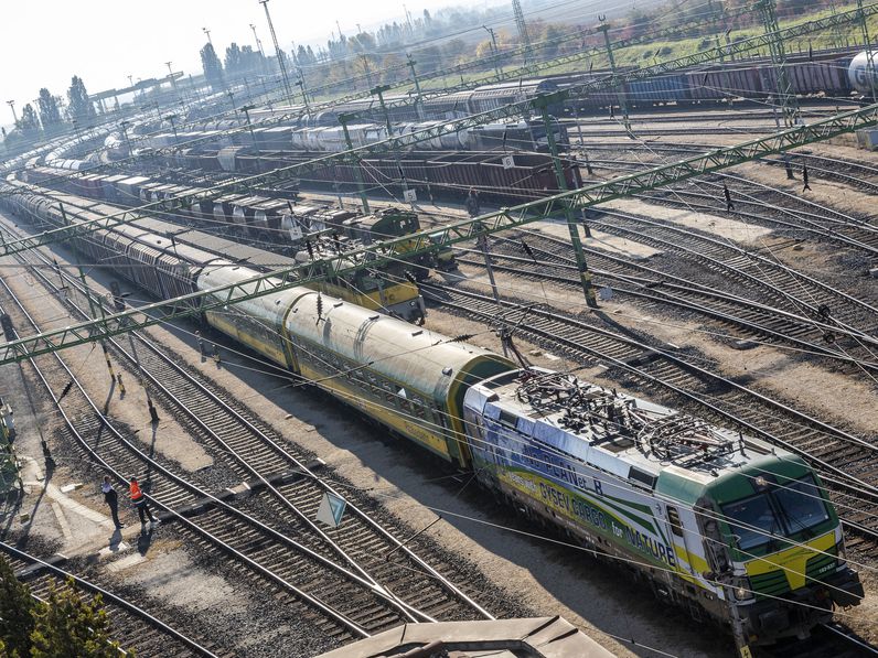 740 méter hosszú  tehervonat indult Sopronból Budapestre 
