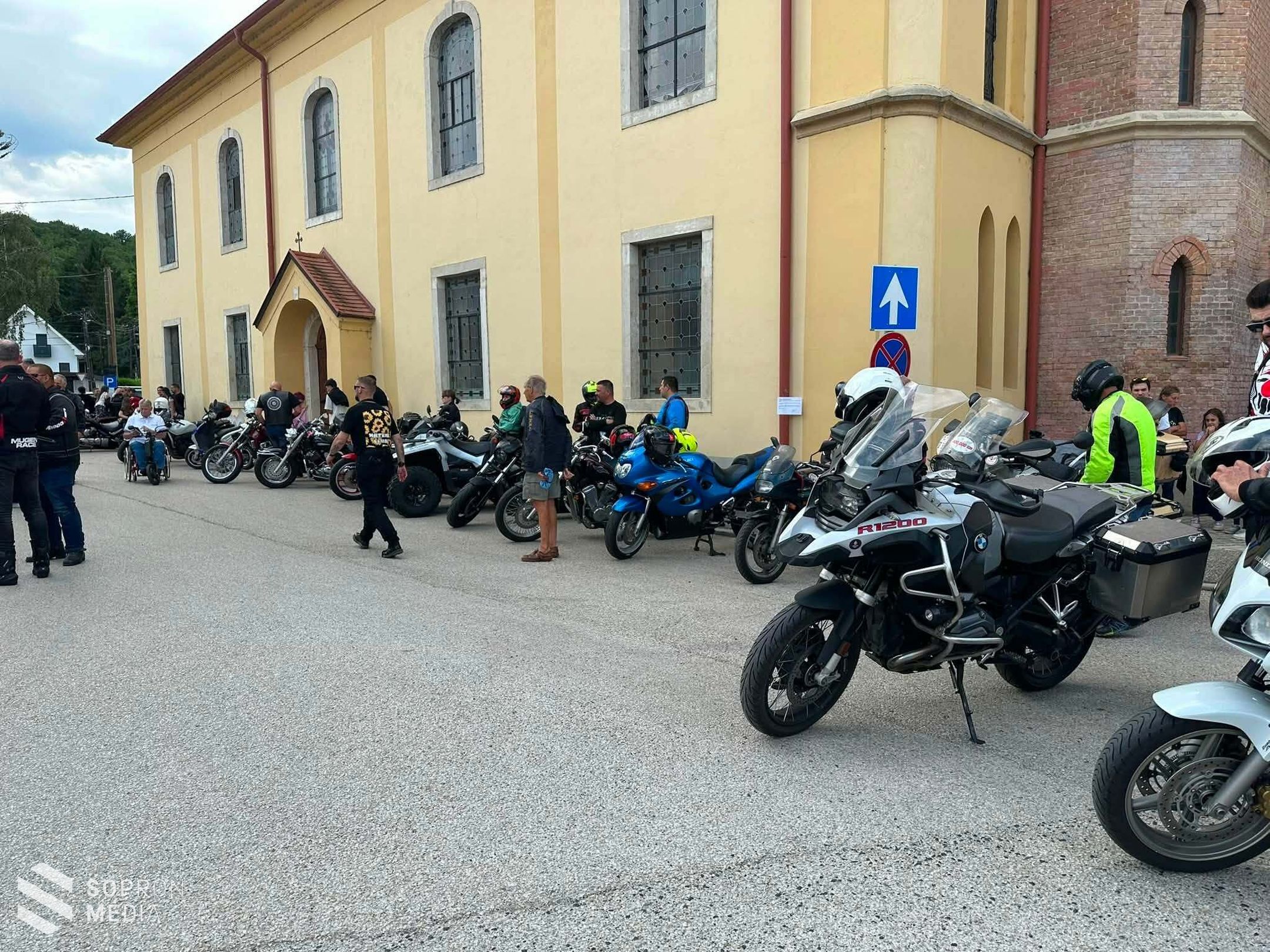 Motoros istentiszteletet tartottak Ágfalván