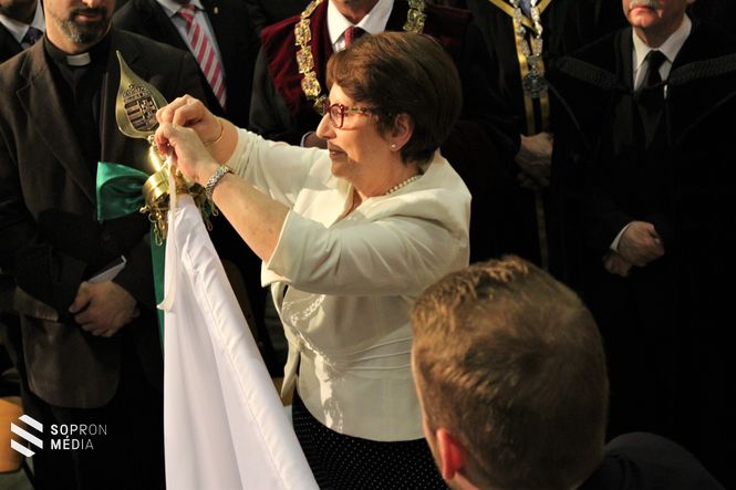 dr. habil Szála Erzsébet zászlóanya elhelyezi az első szalagot a zászlón