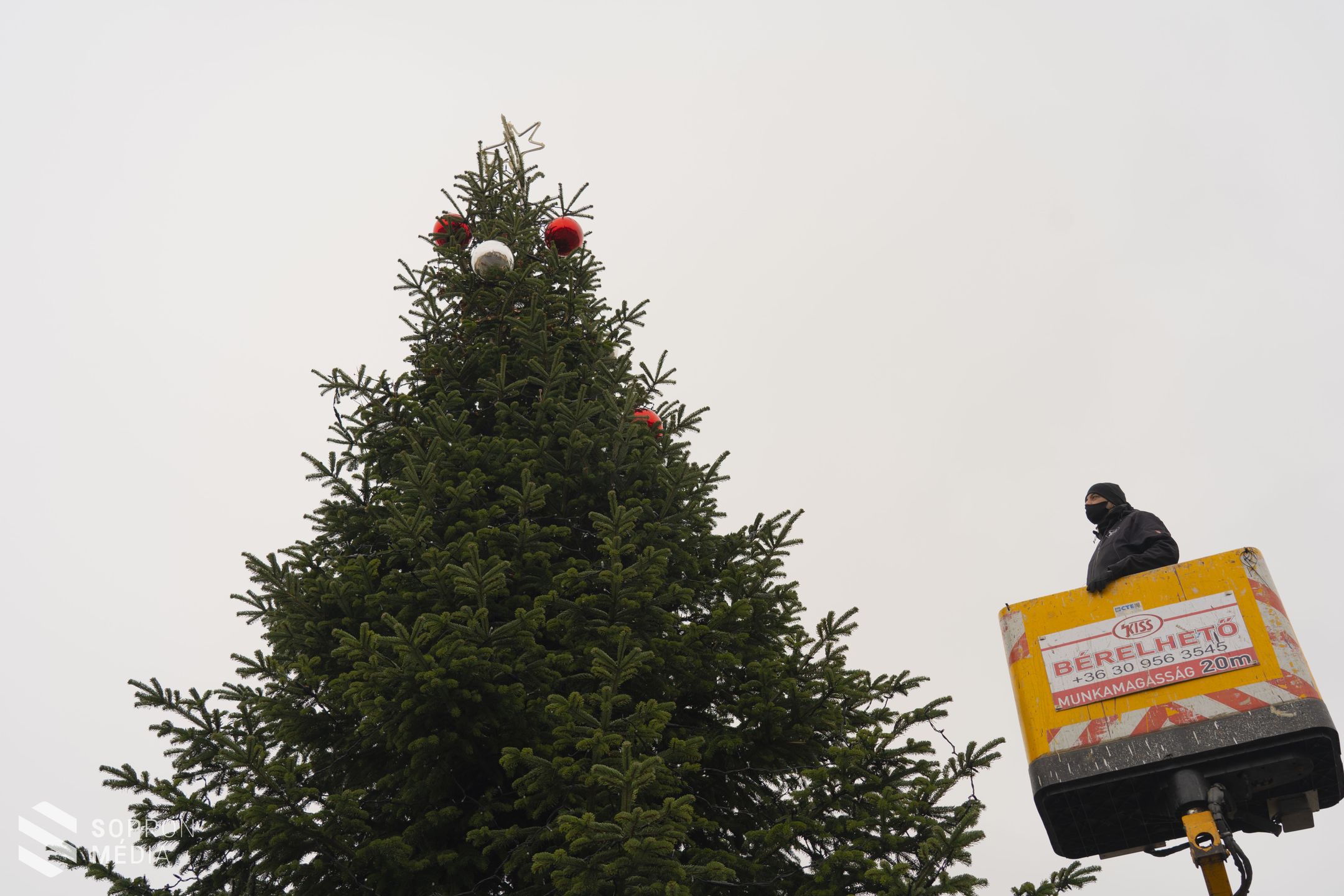 Új helyet kapott a város adventi koszorúja