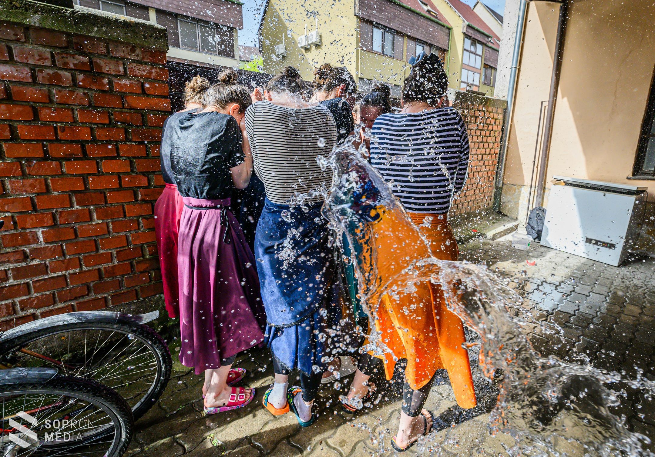 Hagyományos locsolás Sopronban