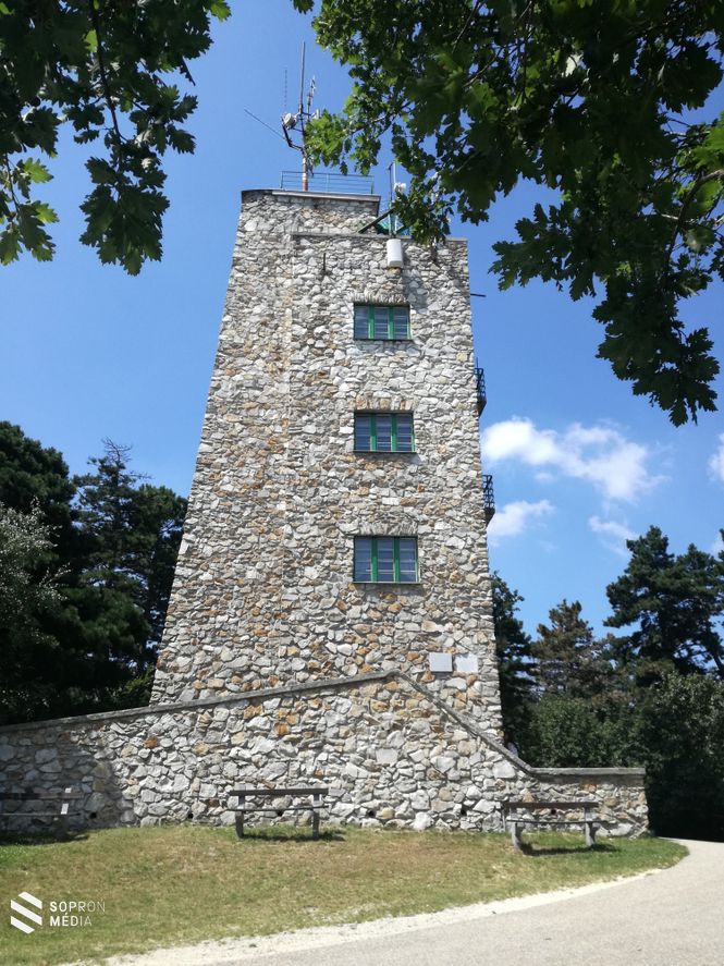 A Károly-kilátó a Soproni-hegység legnépszerűbb kirándulóhelye.