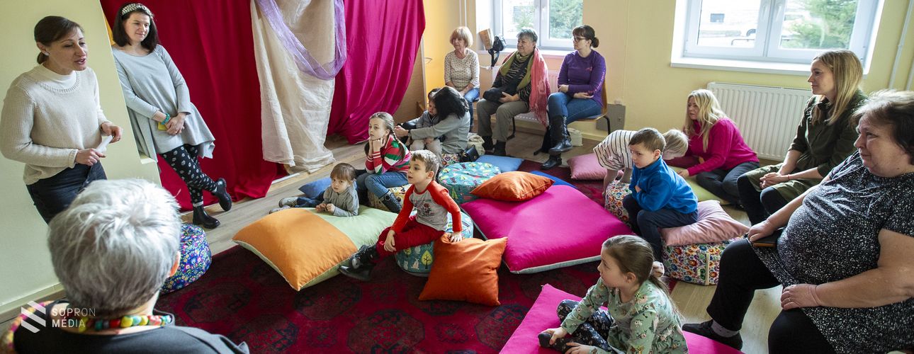 Mesehallgatás és időkapszula készítés a GYIK Rendezvényházban