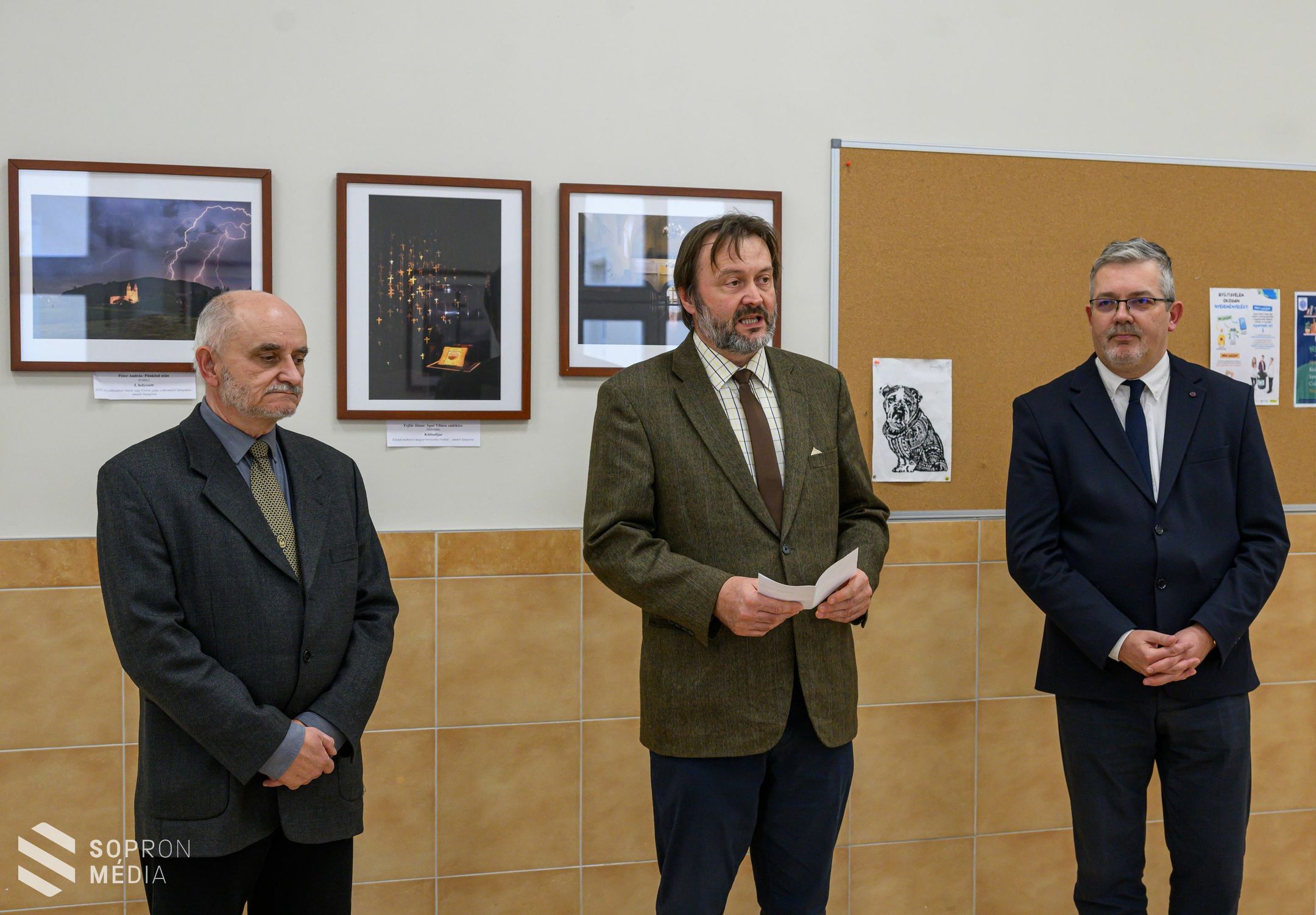 Különleges fotókiállítás a Szent Orsolya Gimnázium és Általános Iskolában