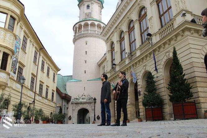 Ács Tamás és Papp Attila a Fő téren egy április eseményen