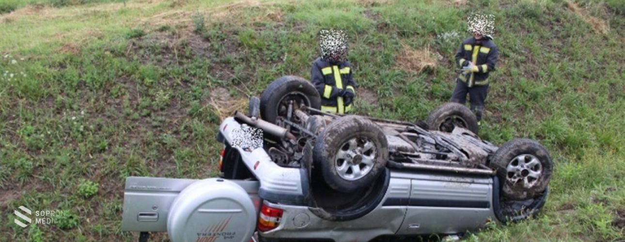 Fejre állt egy autó az M85-ös autóúton