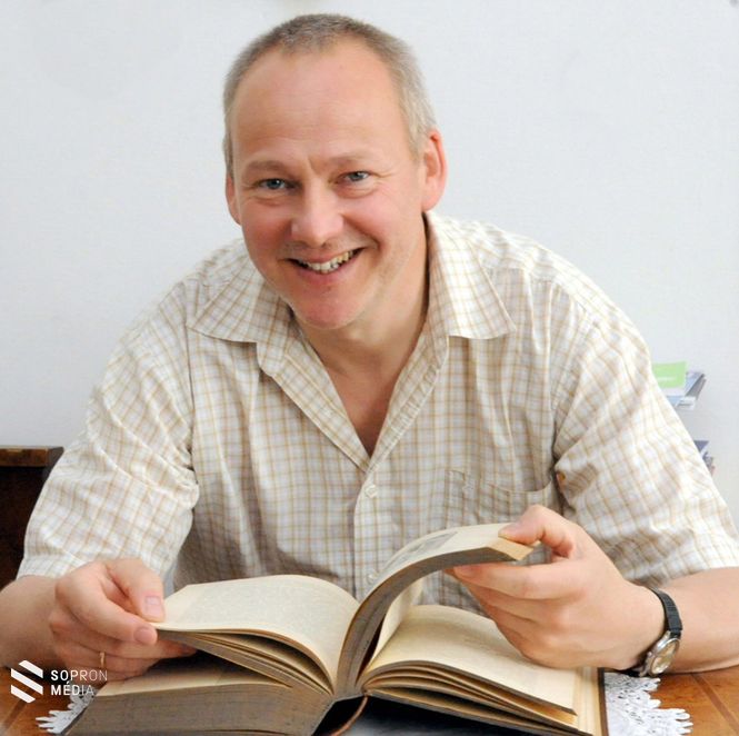 Dr. Csapody Tamás