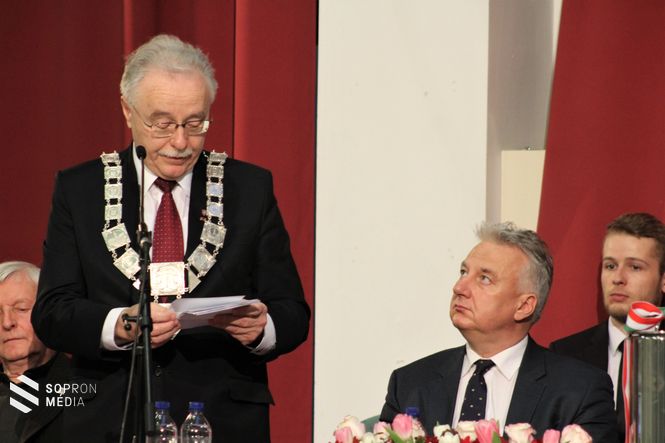 Fodor Tamás ünnepi köszöntője közben