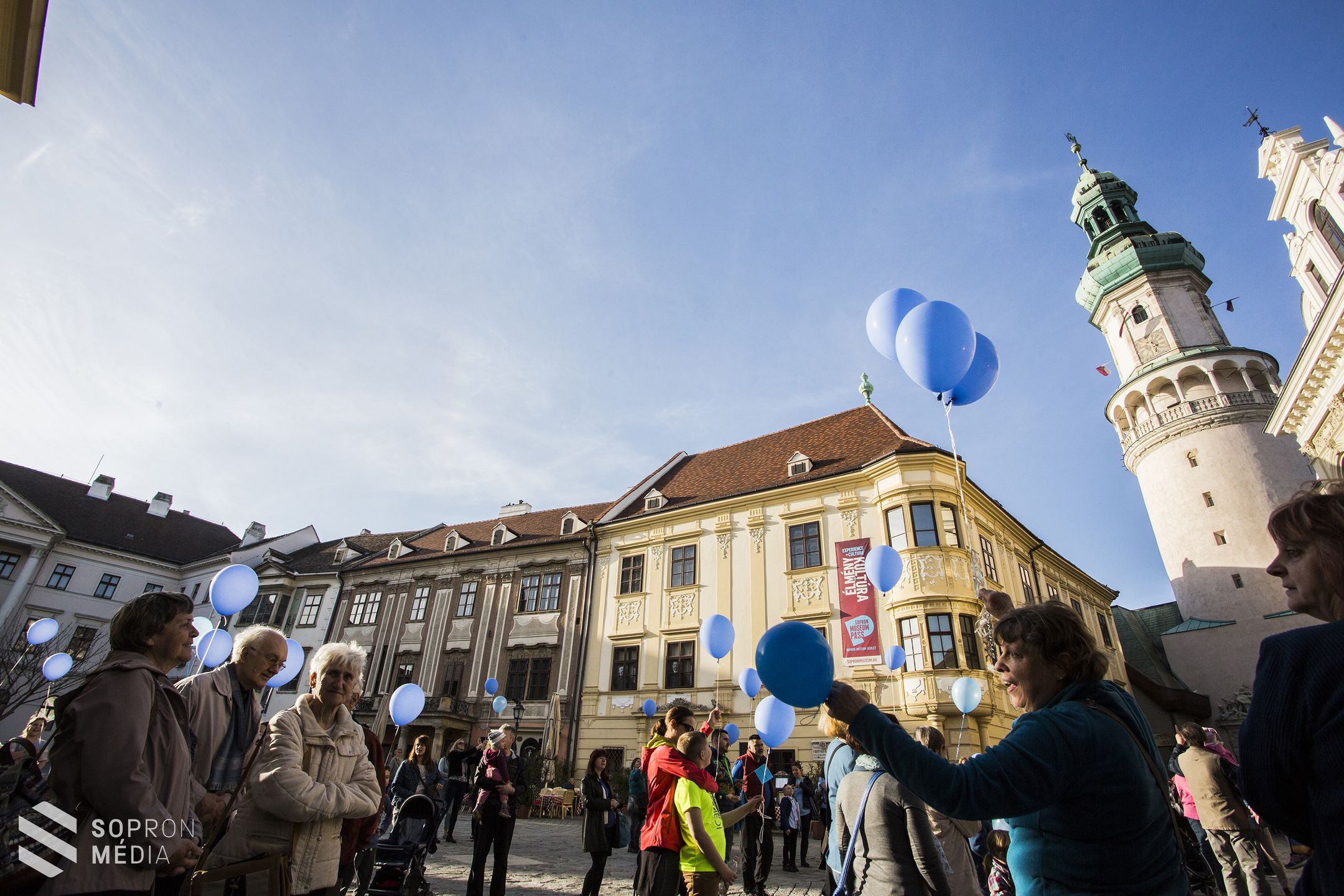Autizmus világnapja - Kékbe öltözött a Tűztorony