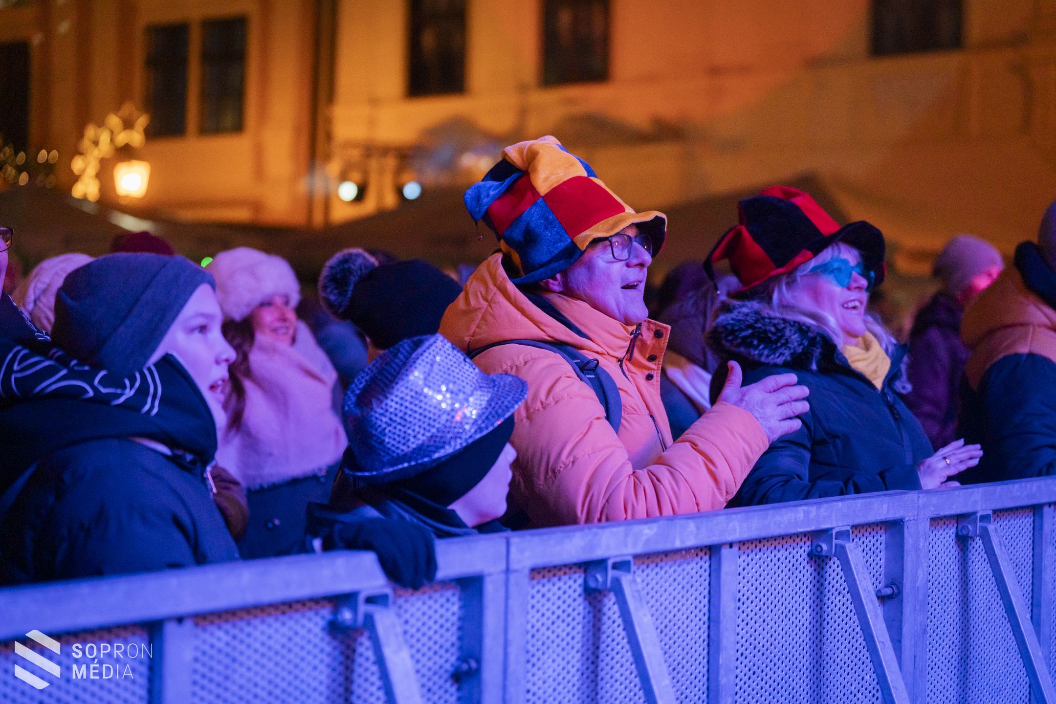 Fergeteges utcabállal búcsúztatták az óvévet Sopronban