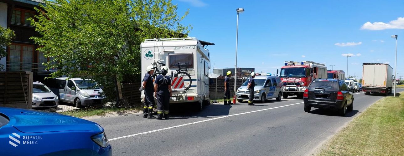 Zajvédő falnak hajtott egy gépkocsi a 84-es főúton