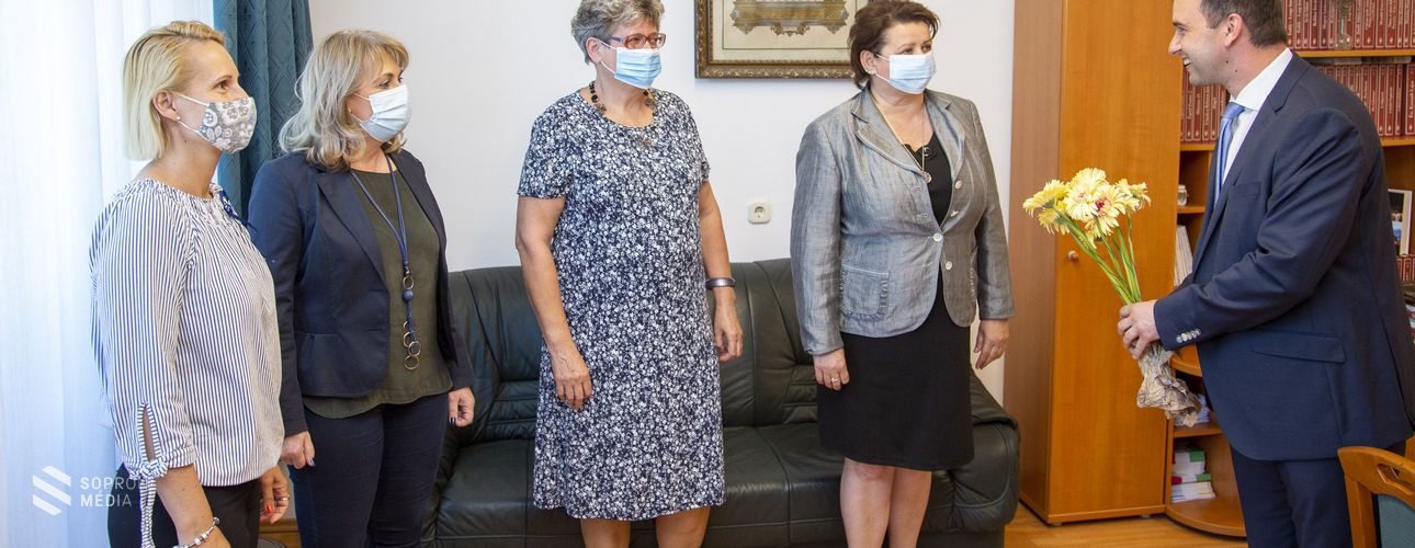 Barcza Attila egykori középiskolájában köszöntötte a pedagógusokat