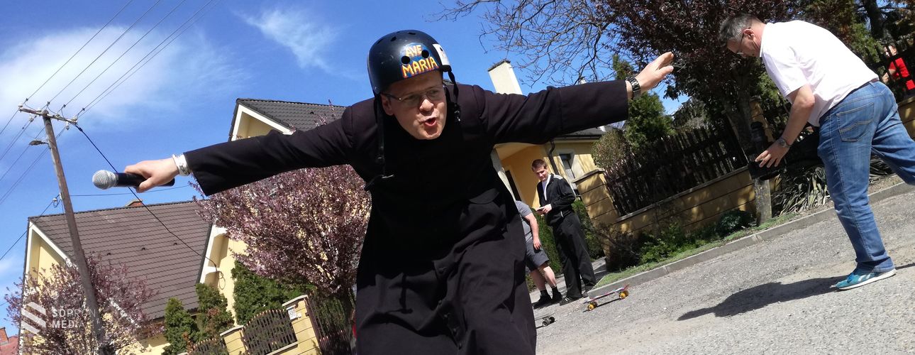 Gördeszkázó atya, focikupa és lovagi torna – Fergeteges mulatság volt Harkán!