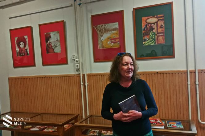 A kiállítás megnyitóján Szegedi Katalin elmesélte a művei megszületésének mesébe illő történeteit is