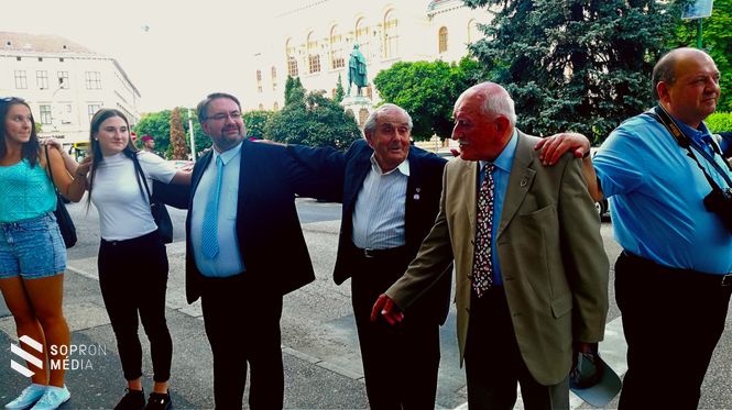 Az élőláncban szerepelt 50 éve érettségizett, és az iskolába egy éve járó, 11 éves diák is