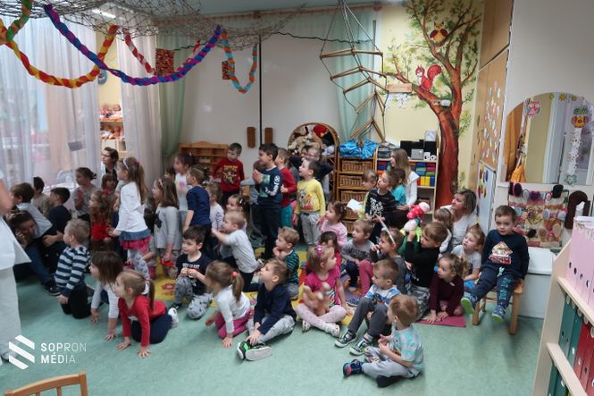 Búcsúznak a madártól a gyerekek