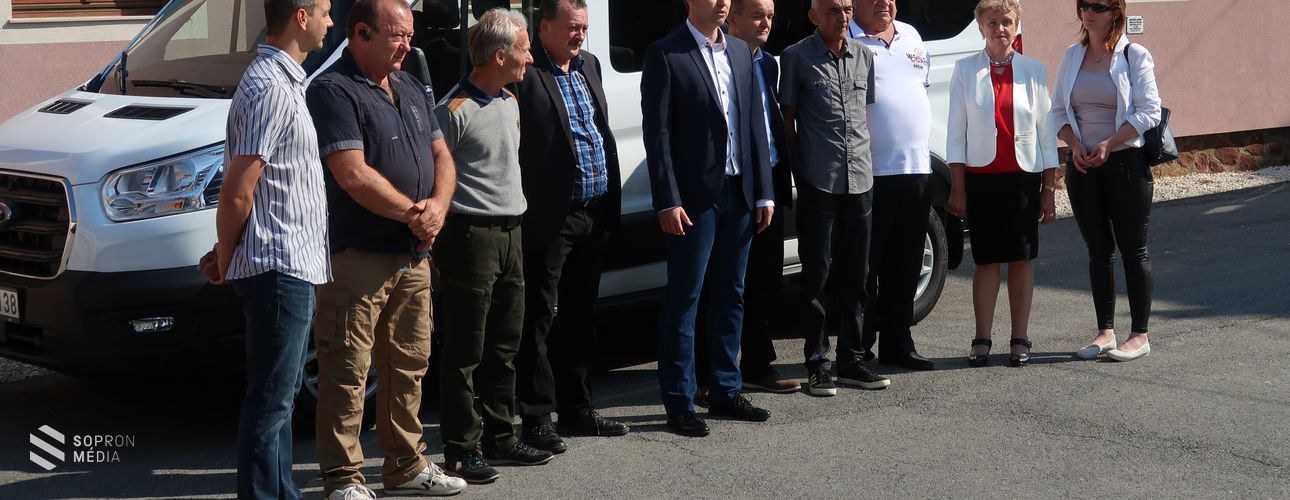 Új kisbuszt kapott Völcsej a Magyar Falu Program keretében