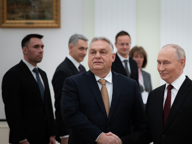 Orbán Viktort fogadta Vlagyimir Putyin a Kremlben, a béketárgyalások is szóba kerültek
