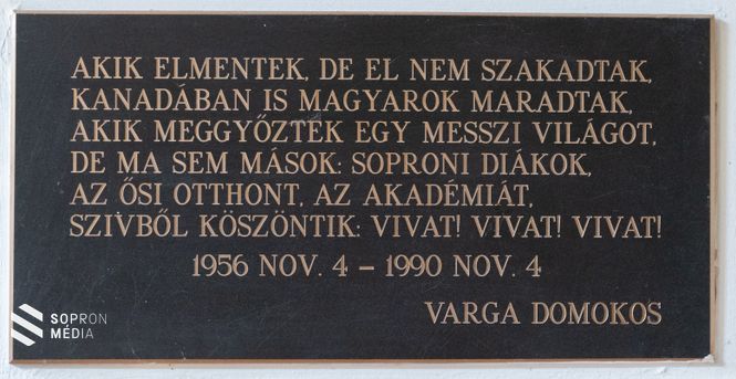 Az emléktábla az 1956-ban emigrált, és 1957-1961 között a vancouveri University of British Columbia (UBC) egyetem Sopron Divisio-ján diplomát szerzett, még élő hallgatók ajándéka volt az őket 34 év után hivatalosan is visszafogadó Alma Maternek.