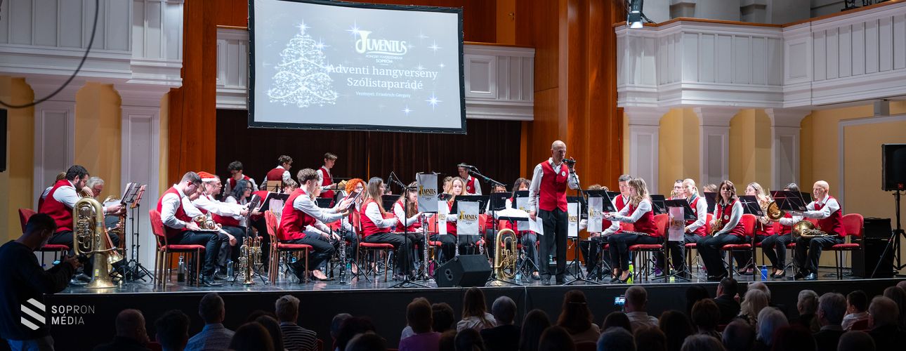 Szólistaparádéval készült adventi koncertjére a Juventus Fúvószenekar