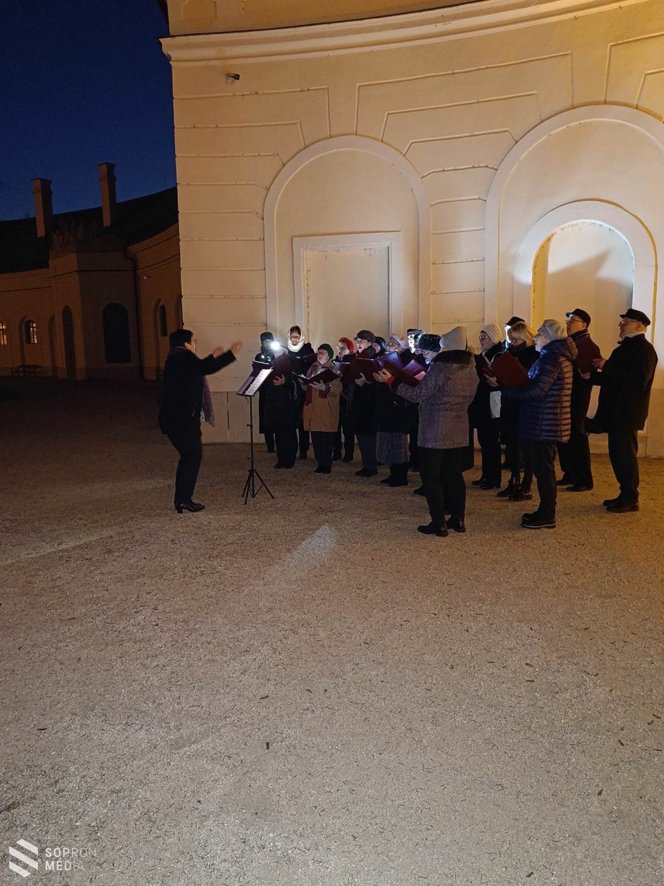 Fellobbant a negyedik gyertya a fertődi Esterházy-kastély díszudvarán