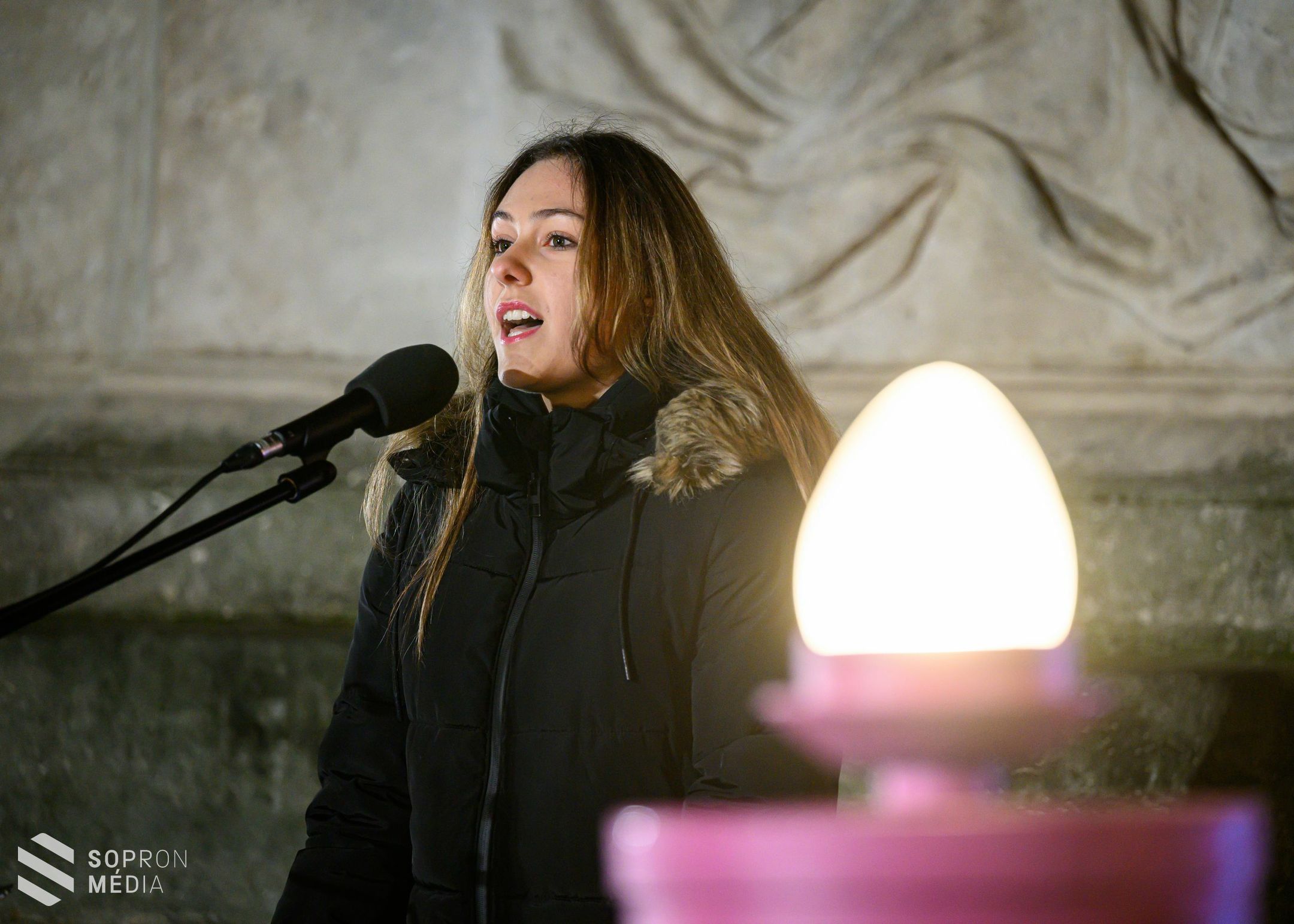 Fellobant a szeretet lángja a Fő téren