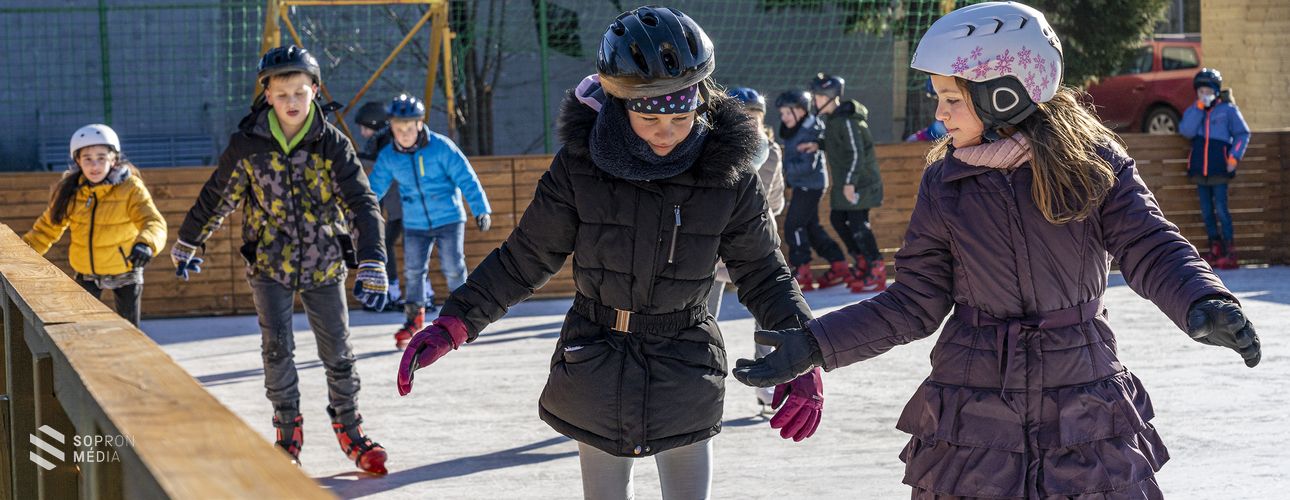 Korcsolyapálya a Hunyadi Evangélikus Iskola udvarán