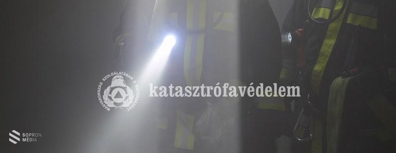 Eltűnt ember a füsttel teli padláson - Nem pihennek a soproni tűzoltók!