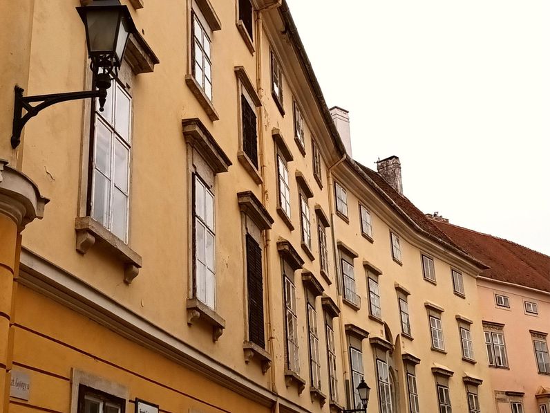 „Óriáspaloták” a Szent György utca torkolatában