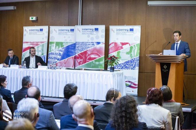 A konferencián a Külgazdasági és Külügyminisztérium képviseletében Kiss-Parciu Péter, a regionális és határ menti gazdaságfejlesztésért felelős helyettes államtitkár szólt az érdeklődőkhöz