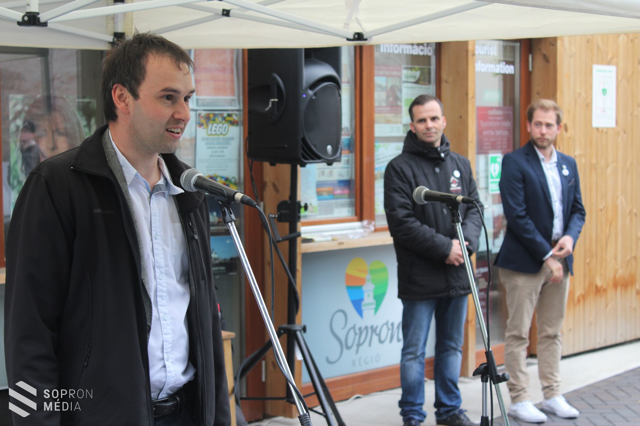 Defibrillátort adományoztak Sopronnak, ami a várkerületi Infopontban elérhető (fotók)