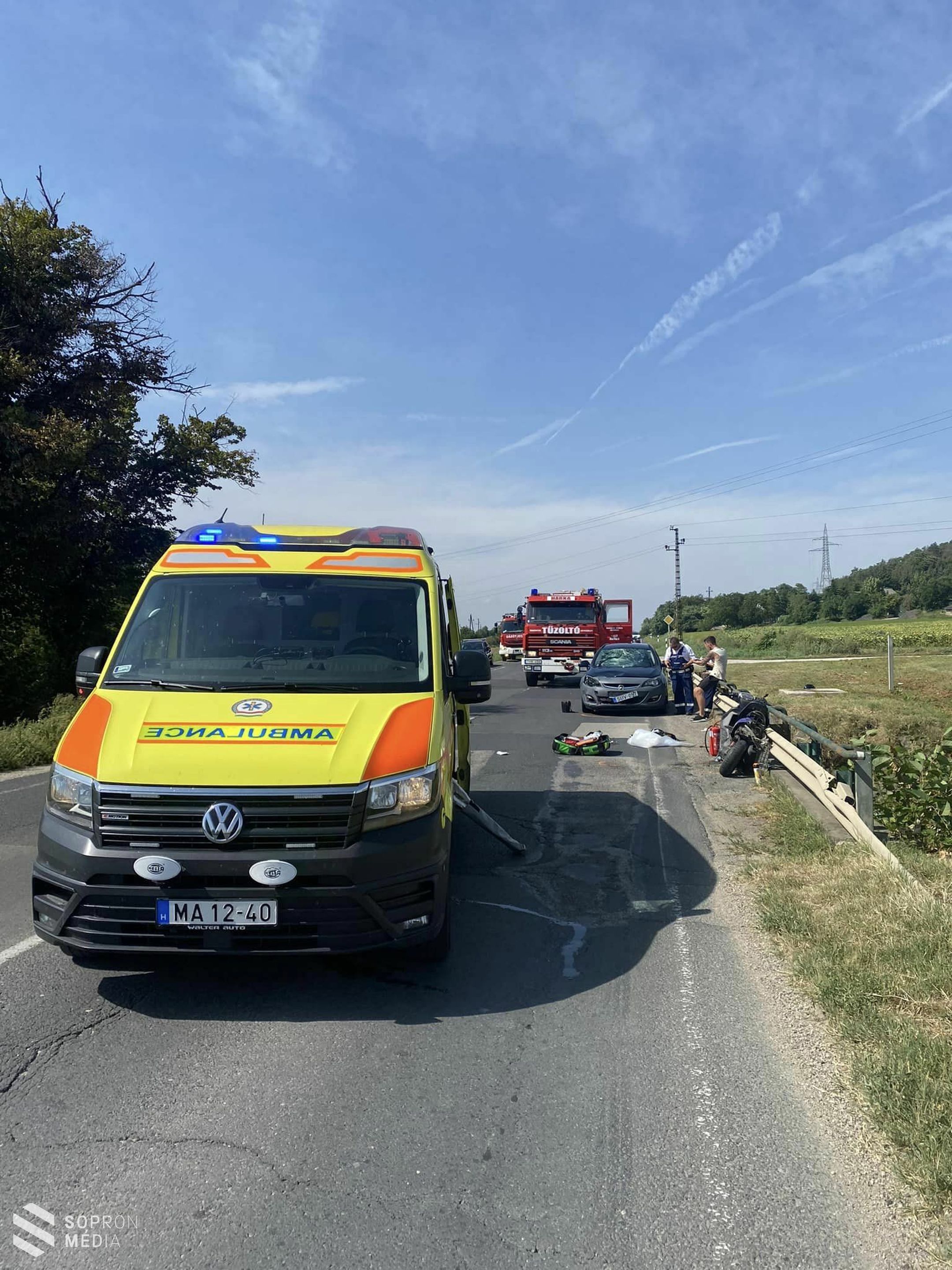 Személyautó és motoros karambolozott Sopron és Kópháza között