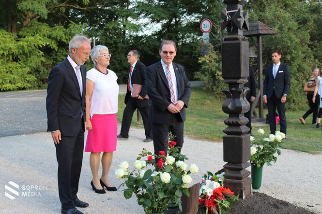 Frank Spengler, Katharina Landgraf, Manfred Peter Emmes a kopjafánál. 