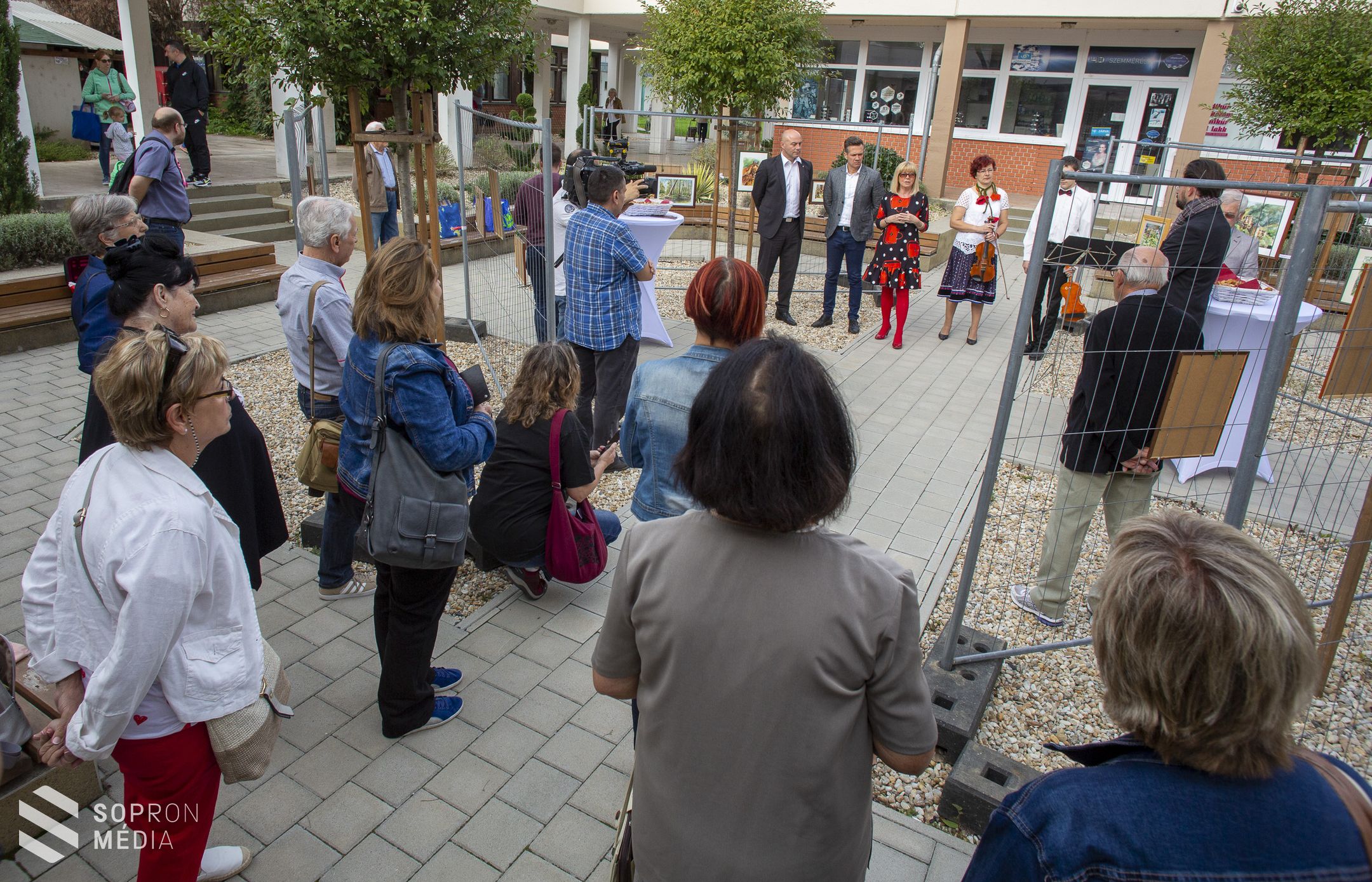 Látvány és muzsika – kiállítás és zene a Jereván lakótelepen
