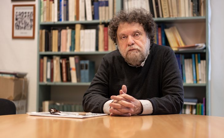 Lehet-e 1600 oldalas regényt tanítani?- Interjú Arató Lászlóval