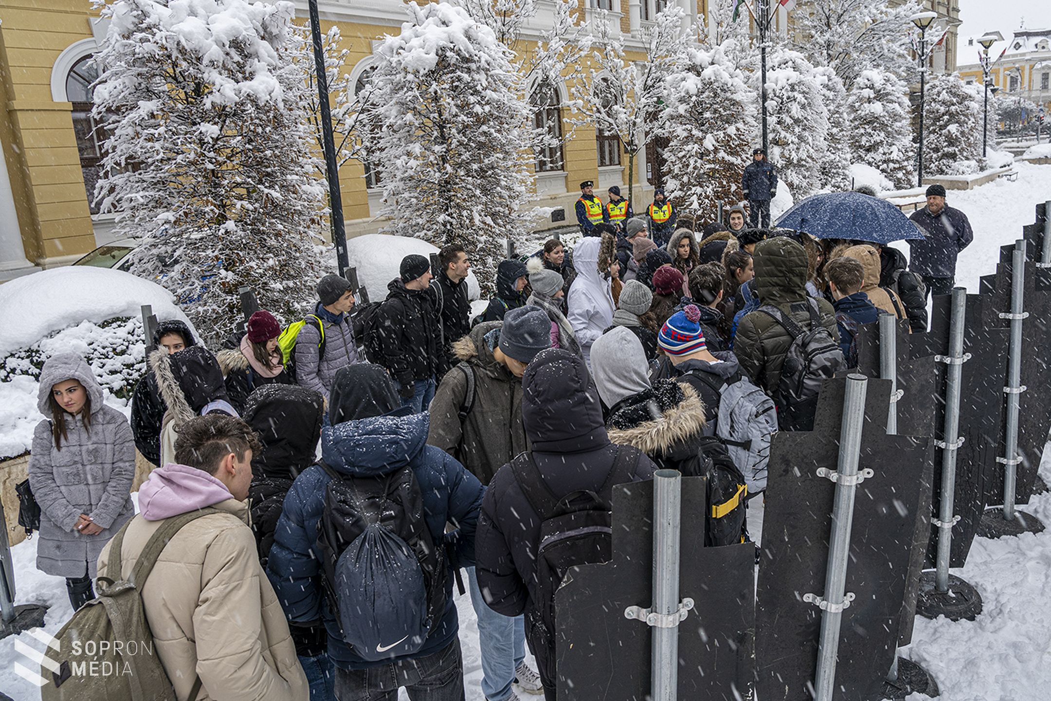 Néma kiállítás a halálos balesetek áldozataiért