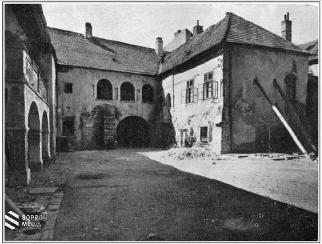 A Várkerület 55. számú ház (Fehér ló) udvari része romos állapotban. Torma József felvétele 