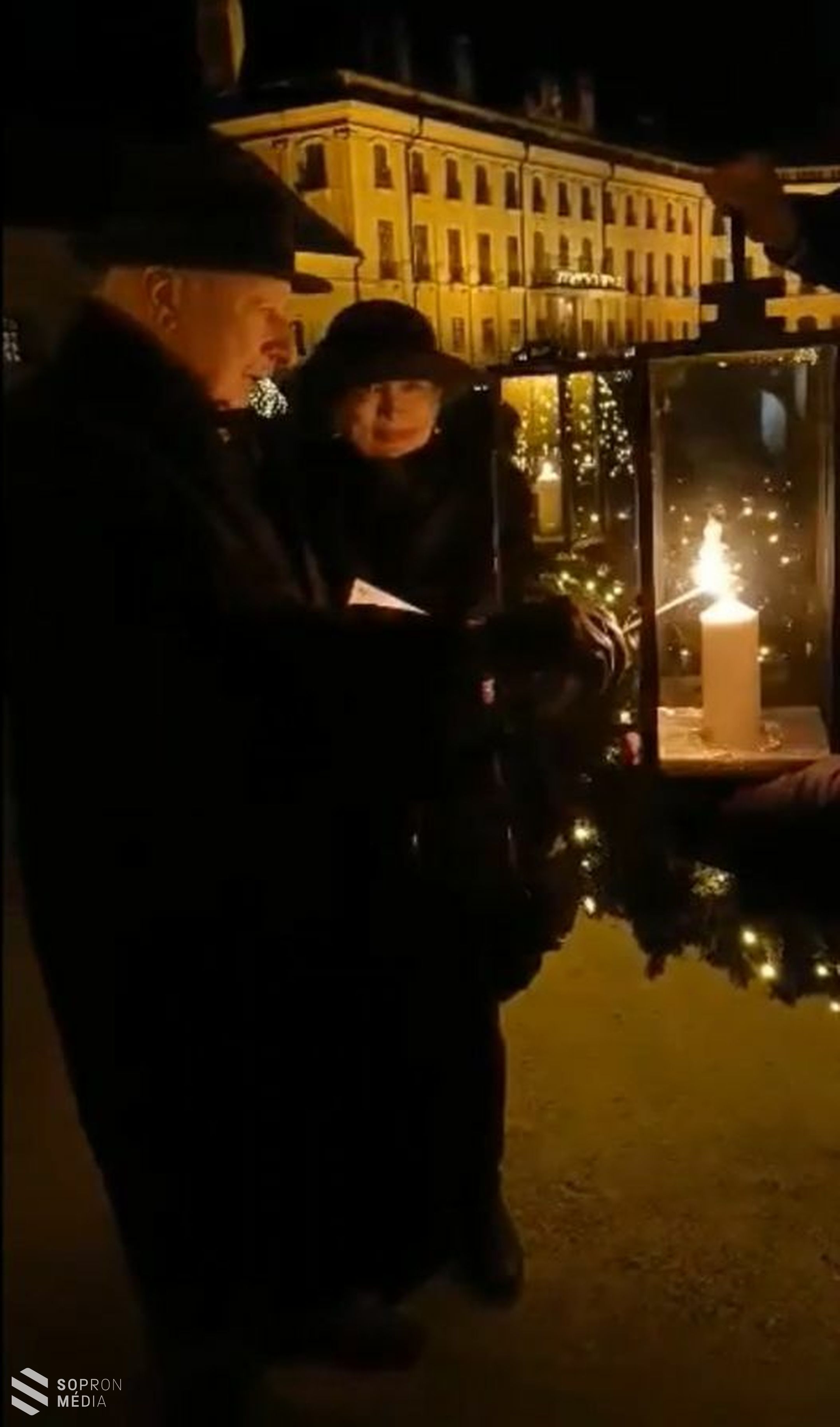 Fellobbant a negyedik gyertya a fertődi Esterházy-kastély díszudvarán