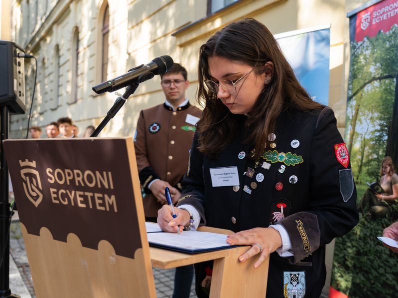 Országosan egyedülálló etikai kódexet írtak alá a Soproni Egyetem hagyományőrző hallgatói