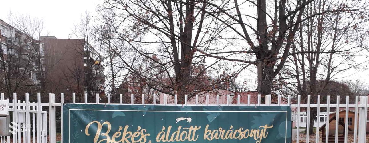 Karácsonyi üdvözlet a köztereken a Jereván lakótelepen