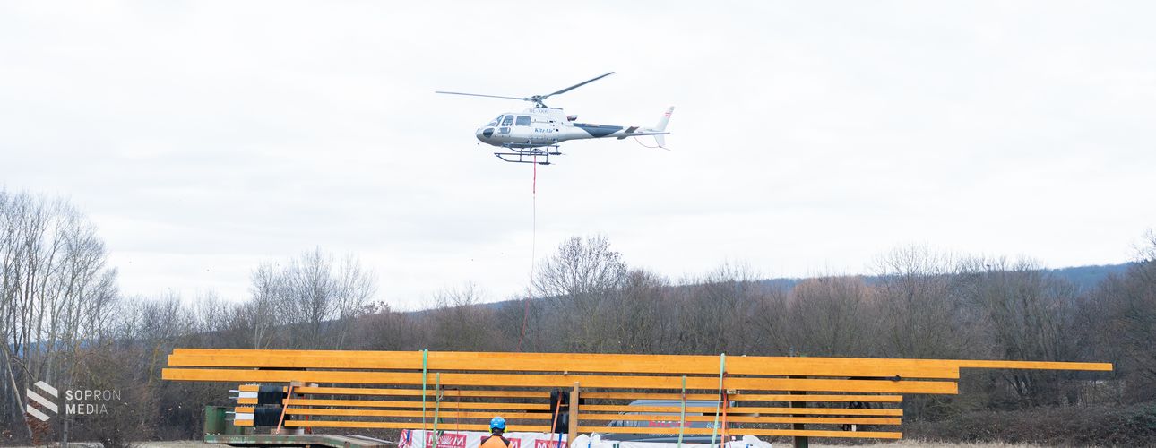 Helikopterrel szállították a Várhelyre az épülő új kilátó szerkezeti elemeit