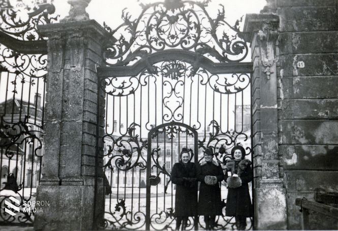 A fertődi Esterházy-kastély aranyozott kovácsoltvas kapuja 1940-ben
