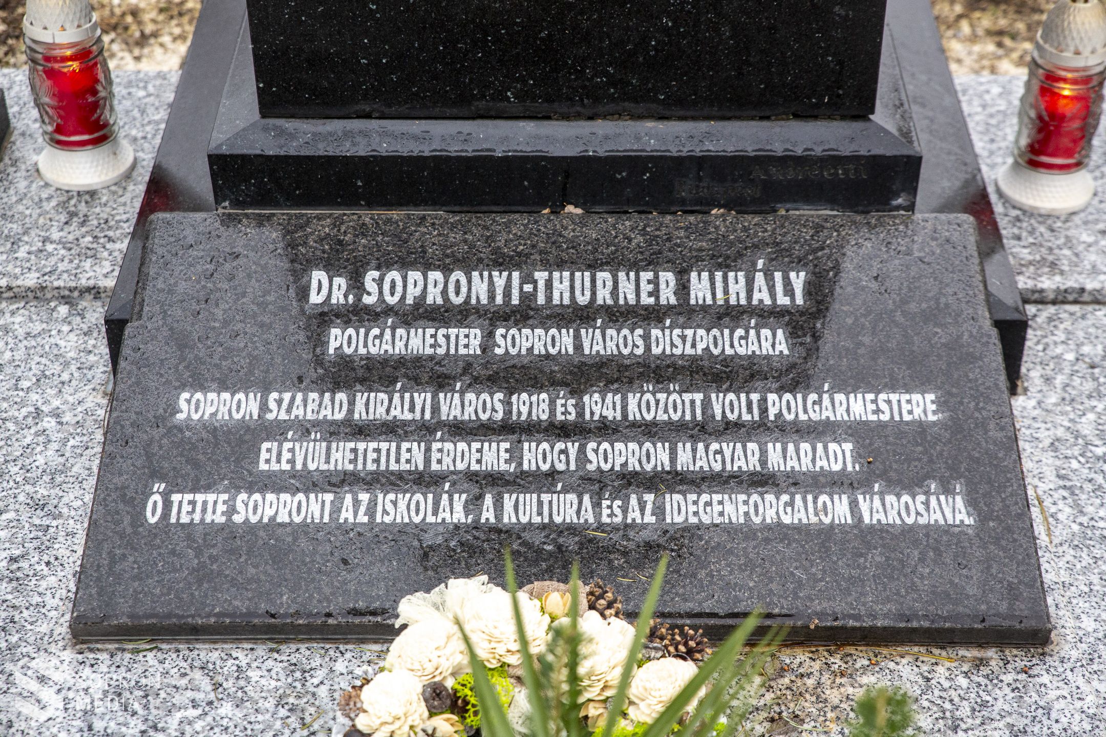 Koszorúzás és emléktábla avatás a hűség napján