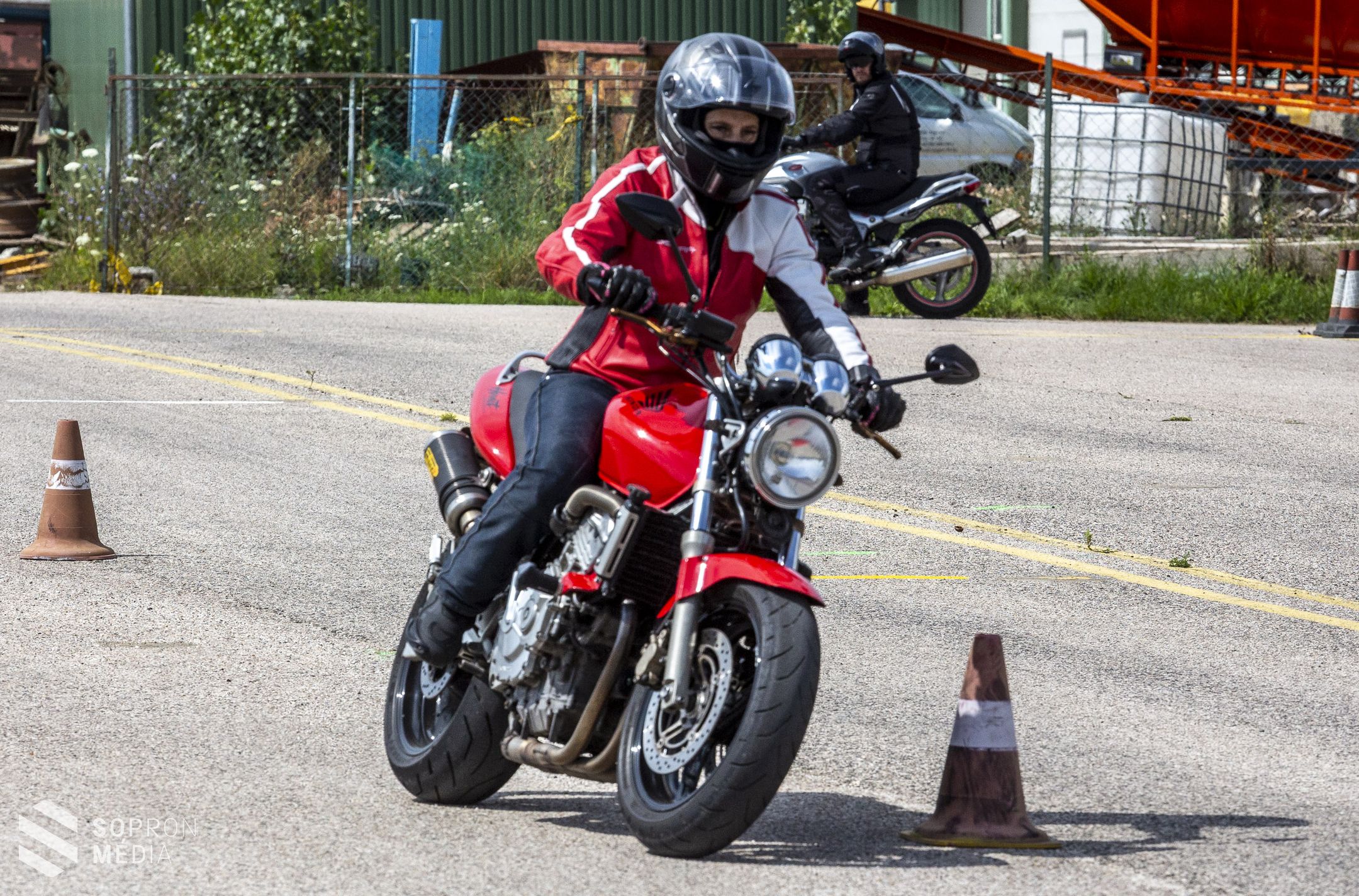 Biztonságosan közlekedni motoron – vezetéstechnikai képzést tartottak Sopronban
