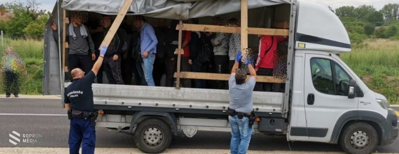 Teherautóban csempésztek 23 migránst