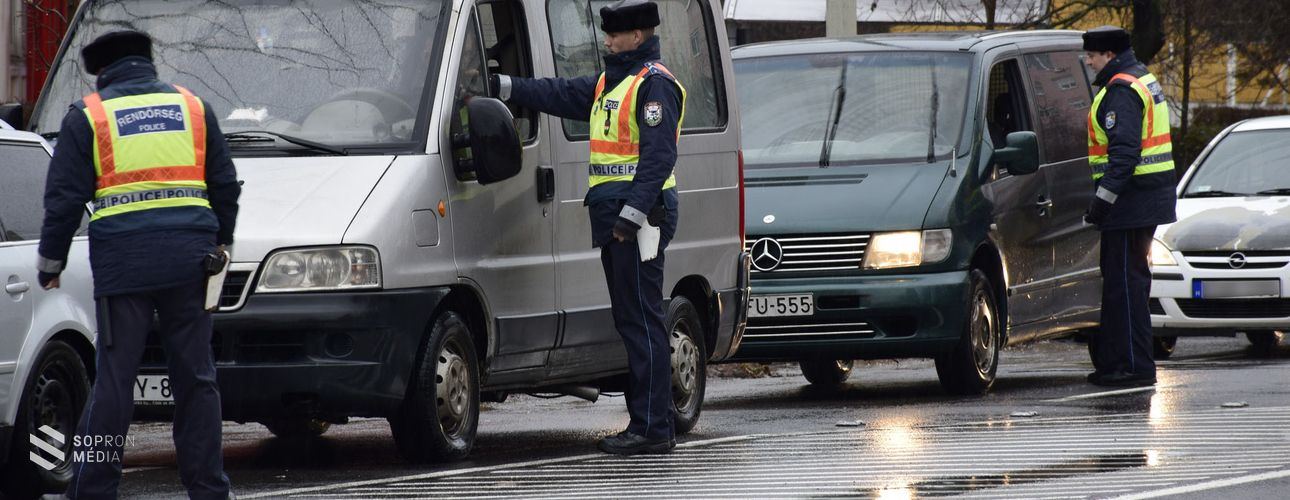 Buszokat és tehergépkocsikat ellenőriznek a rendőrök