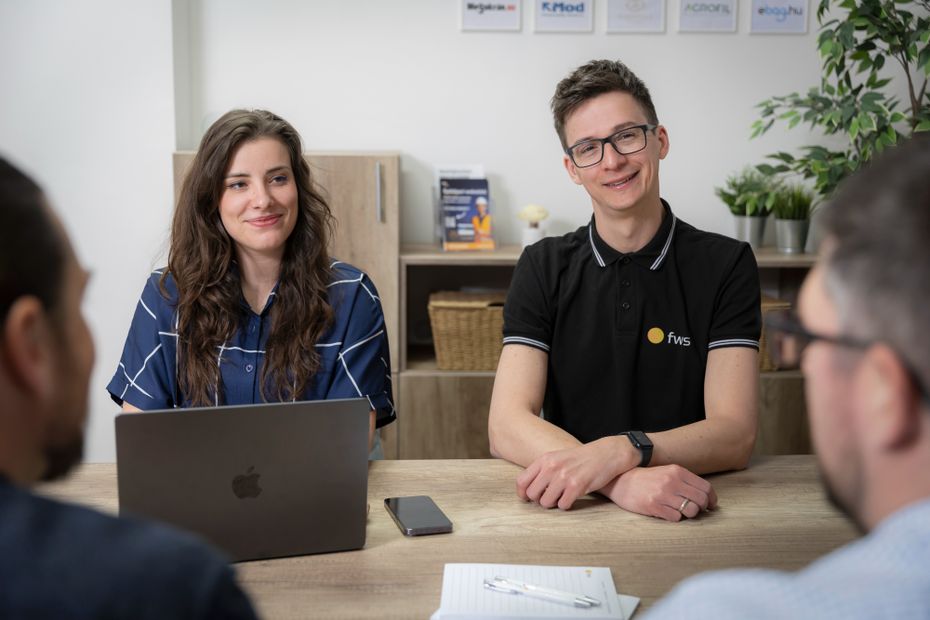 Social media és marketing manager borító képe