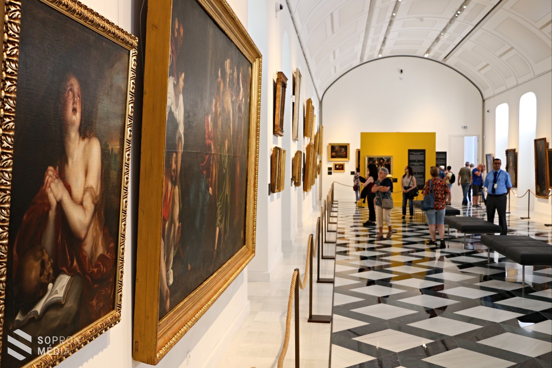 Tömegek a fertődi Esterházy-kastély új kiállításain